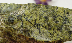 Валун змеевик: природный минерал с уникальными свойствами и широким спектром применения