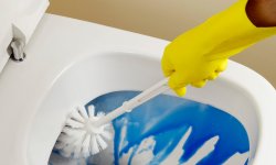 Как почистить сантехнику в ванной, чтобы не повредить эмаль