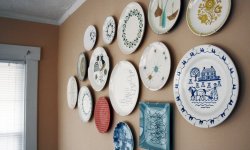 Украшаем стену декоративными тарелками
