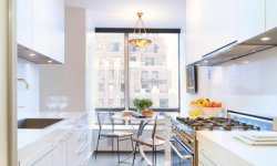 Какой выбрать дизайн для узкой кухни с балконом