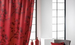 Красные шторы в гостиную – когда это актуально