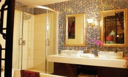 Все оттенки золота в дизайне ванной комнаты