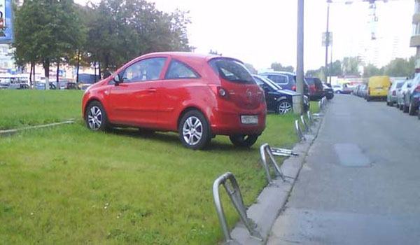 			Куда следует жаловаться при парковке машин на газоне			