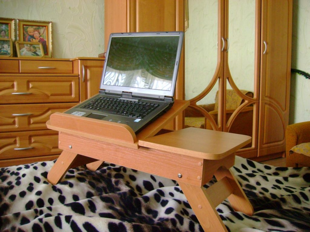 Компьютерный столик для кровати