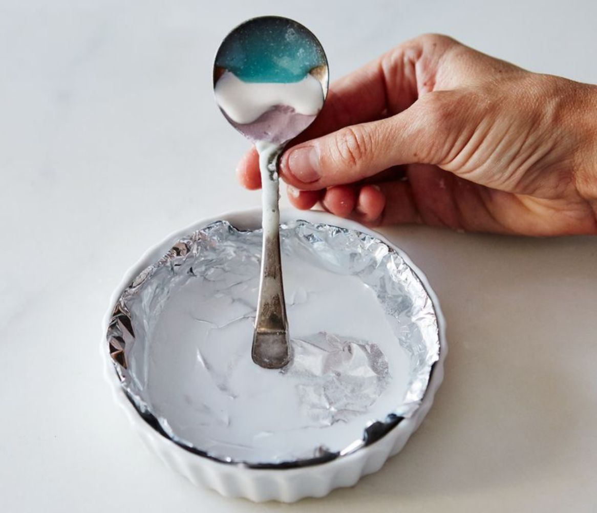 Почистить серебро в домашних сода фольга. Чистка серебра. Как очистить серебро. Чистка серебра в домашних условиях. Чистка серебра содой и фольгой.